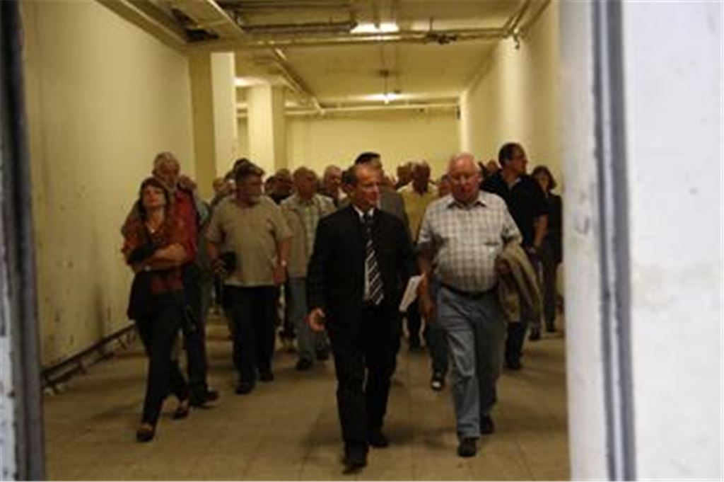 Weiter gehts: Nach der Besichtigung  im Bild eine Gruppe mit Bürgermeister Abicht  und der Bürgerversammlung wartet der Mühlehof auf die weiteren Entscheidungen der Kommunalpolitik.  Foto: Eier