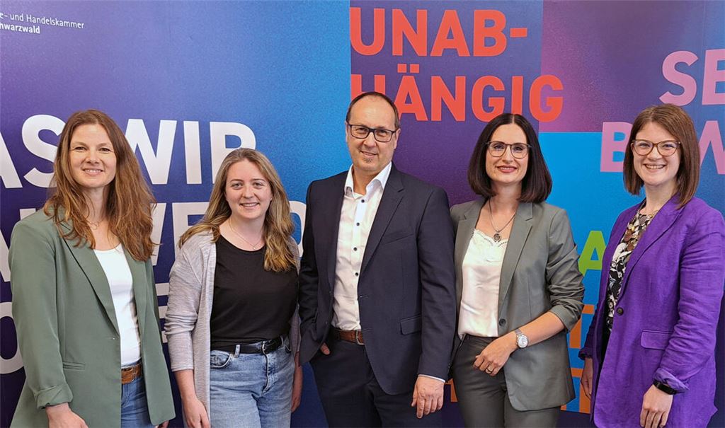 Weiterbildungstalk der IHK Nordschwarzwald mit (v.li.) Lucienne Reichardt (Moderation), Laura Göckler (Absolventin „Geprüfte Wirtschaftsfachwirtin“, Blended Learning), Dieter Wittmann (Leiter Weiterbildung, IHK Nordschwarzwald), Belkisa Geutner (Dozentin der Höheren Berufsbildung) und Jennifer Neubauer (Absolventin „Geprüfte Betriebswirtin – Master Professional in Business Management“, Vollzeit). Foto: IHK/Reichardt
