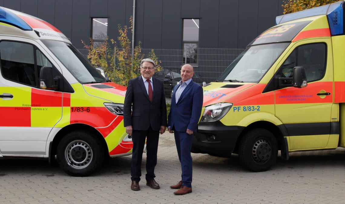 Weiterer Rettungswagen für die Region: Siegbert Nischke (re.) vom Arbeiter-Samariter-Bund und Professor Wolfgang Kramer, Präsident des DRK-Kreisverbands. Foto: privat