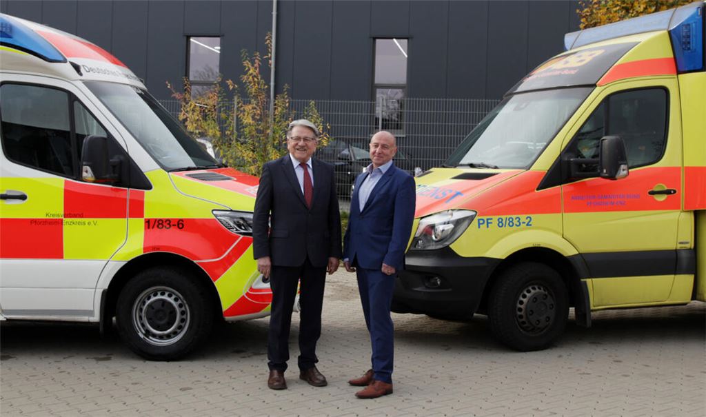 Weiterer Rettungswagen für die Region: Siegbert Nischke (re.) vom Arbeiter-Samariter-Bund und Professor Wolfgang Kramer, Präsident des DRK-Kreisverbands. Foto: privat