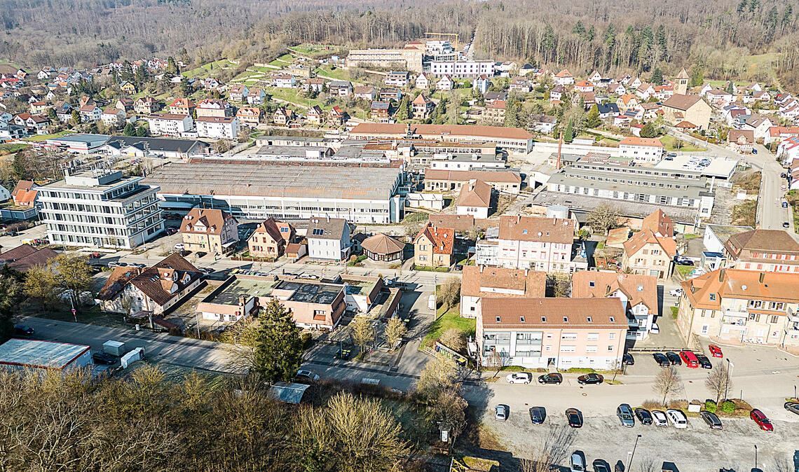 Welch große Bedeutung eine neue Nutzung des ehemaligen MWK-Areals für die Maulbronner Kernstadt hätte, wird anhand dieses Drohnenfotos schnell klar. Foto: Fotomoment