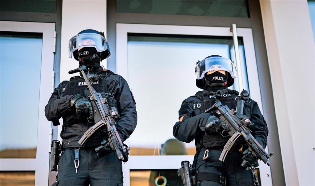 Welche Gefahr geht von Georg R. aus? Die Polizei fahndet nach ihm – vorerst nicht öffentlich und ohne Foto (Symbolbild).