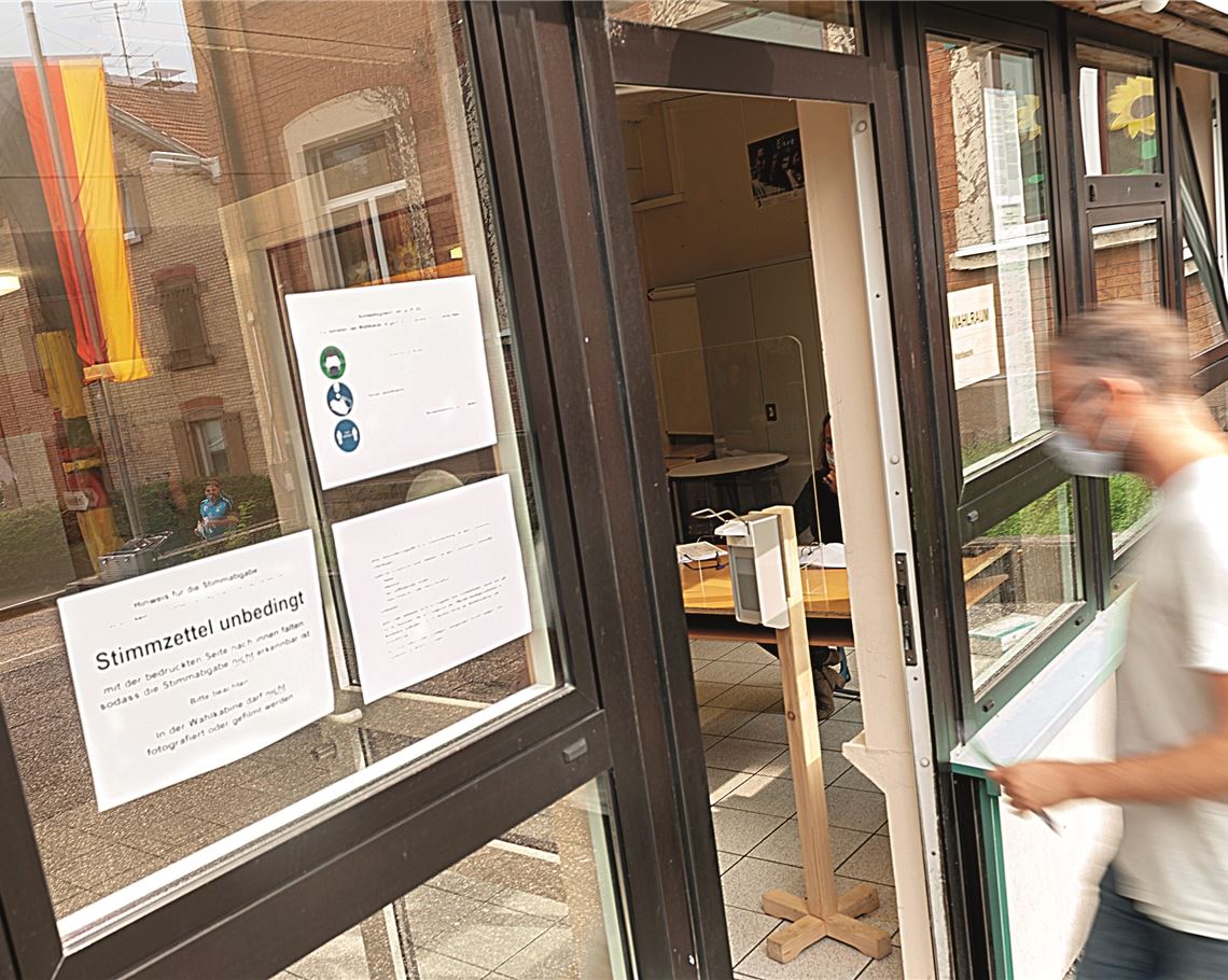 Welche Partei bekommt seine Stimme? Ein Wähler auf dem Weg ins Wahllokal in der Ulrich-von-Dürrmenz-Schule.Foto: Fotomoment