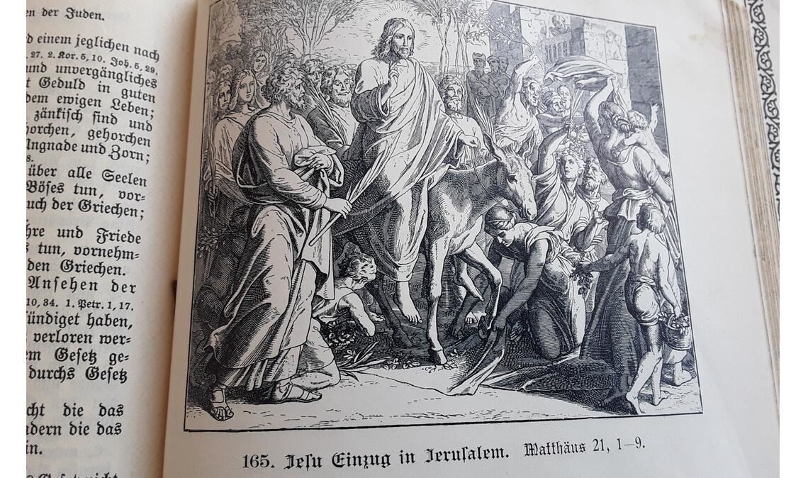 Welche Vorstellung hatten die Menschen von Jerusalem? Illustrationen fanden sich in verschiedenen Bibelausgaben. Diese Szene nach Schnorr von Carolsfeld – Jesu Einzug in Jerusalem – ist in einer Lutherbibel von 1906 enthalten. Foto: Becker