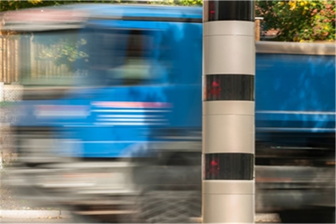 Welche Wirkung haben die neuen Blitzanlagen auf der Pforzheimer Straße in Höhe der Einmündung Ötisheimer Straße? Jetzt liegen erste Antworten auf diese Frage vor. Foto: Archiv