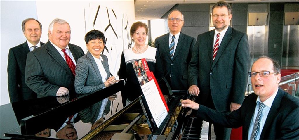 Welche musikalische Kreativität in der Sparkassen-Region Pforzheim/Calw schlummert, soll der „Musikpreis 2014“ der Stiftung „Mit Herz und Hand“ ermitteln. Joachim Kröger (Stiftung), Hans Neuweiler (Sparkassen-Vorstand), Katrin Zauner (Stiftung), Brigitte Wetzel und Konrad Maier (Kuratorium), Oberbürgermeister Gert Hager und Sparkassen-Chef Stephan Scholl (v.li.). 
