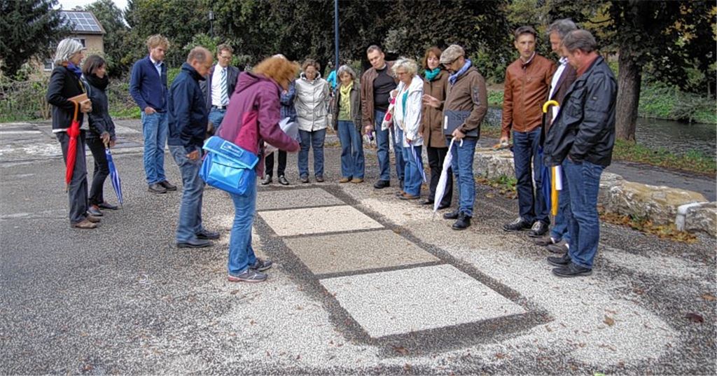 Welcher Belag ist am geeignetsten? Mitglieder des Gartenschauausschusses nehmen Musterflächen in Augenschein. Foto: Sadler
