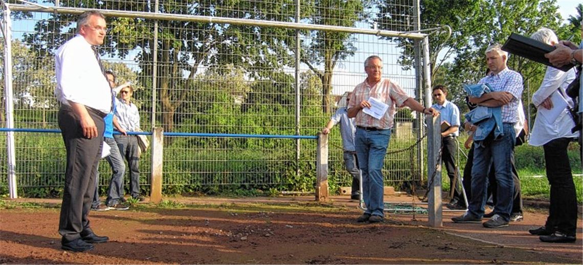 Welcher Torwart will hier zum Hecht ansetzen? Von den Stadträten, die unter anderen Bernd Vogt (li.) über die Missstände auf dem Sportgelände informiert, meldet sich keiner freiwillig.