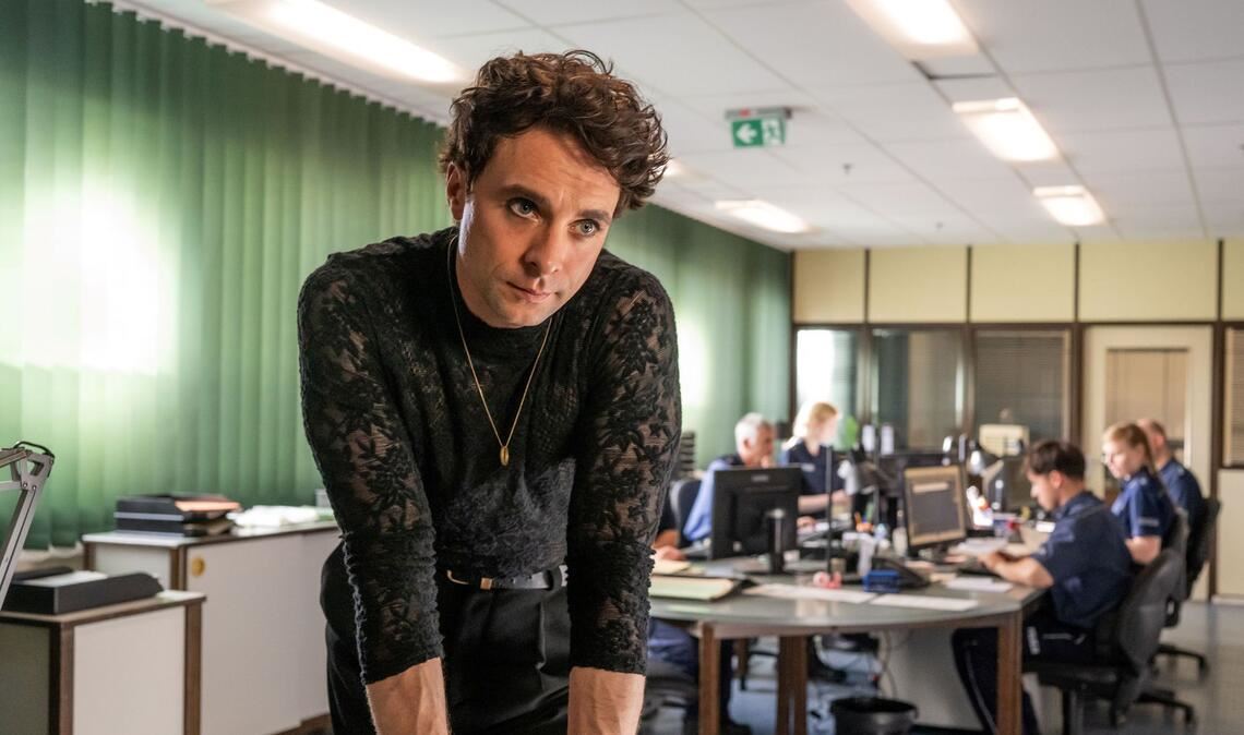 Welcher Zeuge könnte diesen Ermittler-Blicken widerstehen?