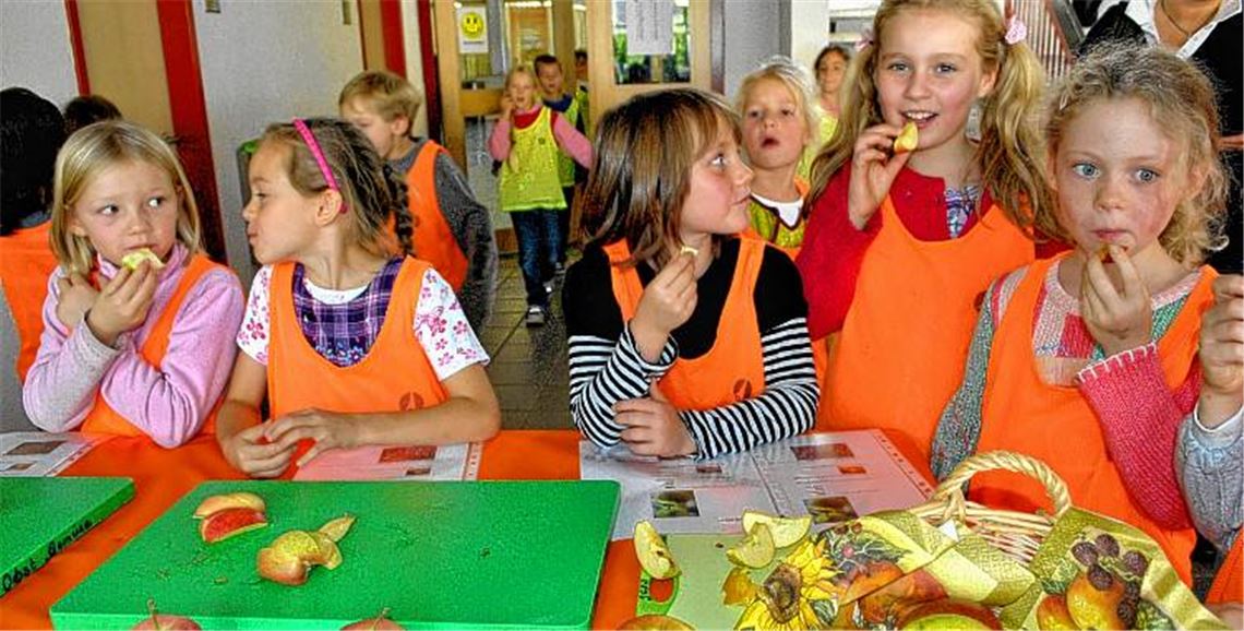 Welcher schmeckt am besten? Drittklässler der Lomersheimer Johann-Christoph-Blumhardt-Schule beim Apfeltest 
