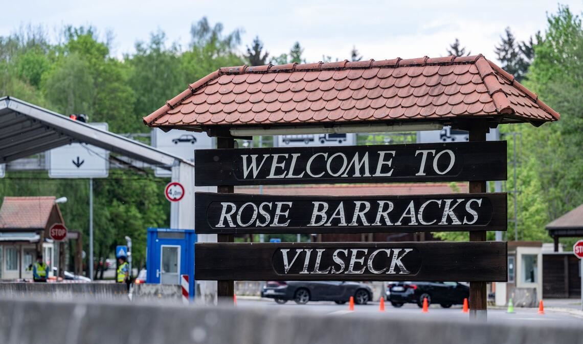 "Welcome to Rose Barracks Vilseck", steht am Eingang zum US-Standort in der Oberpfalz. Das US-Verteidigungsministerium hatte angekündigt, rund 5.000 der etwa 39.000 in Deutschland stationierten US-Soldaten abzuziehen.