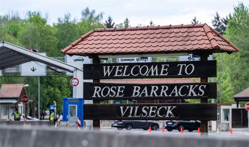 "Welcome to Rose Barracks Vilseck", steht am Eingang zum US-Standort in der Oberpfalz. Das US-Verteidigungsministerium hatte angekündigt, rund 5.000 der etwa 39.000 in Deutschland stationierten US-Soldaten abzuziehen.