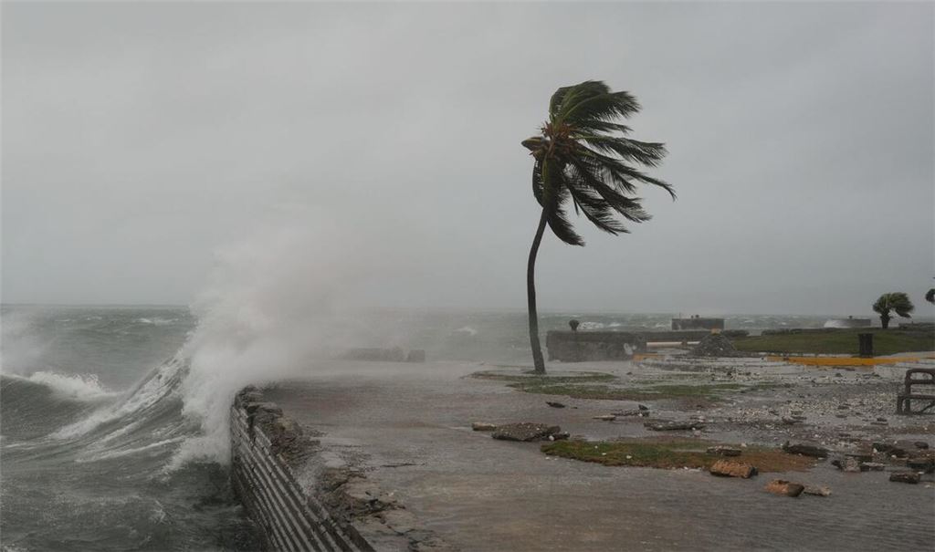 Wellen schlagen in Kingston, Jamaika, als sich Hurrikan Melissa nähert.