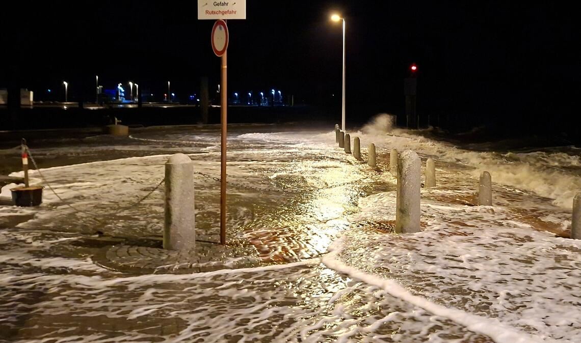 Wellen überspülten die Uferpromenade in Wilhelmshaven.