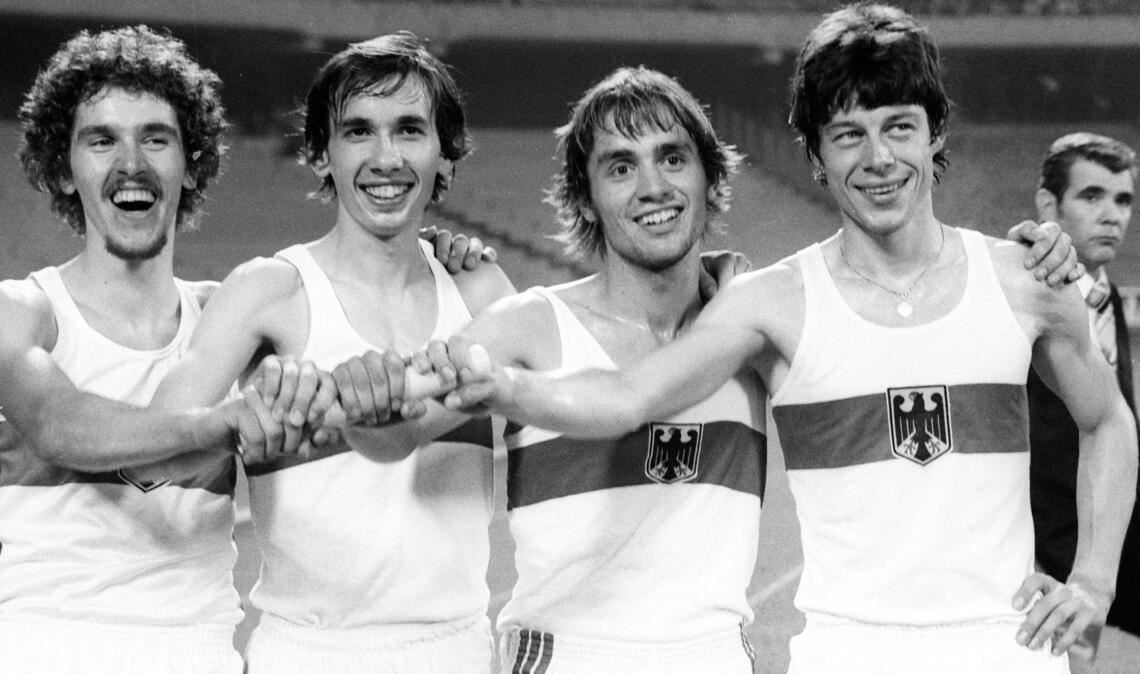 Leichtahletik-Welt trauert um Harald Hudak Weltrekord am 17. August 1977 im Müngersdorfer Stadion in Köln: Der Ötisheimer Harald Hudak (li.) mit Michael Lederer, Karl Fleschen und Thomas Wessinghage.