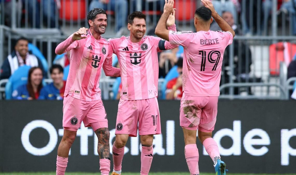 Weltstar Lionel Messi (M.) hat Titelverteidiger Inter Miami in der nordamerikanischen Fußball-Profiliga MLS zurück in die Erfolgsspur geführt.