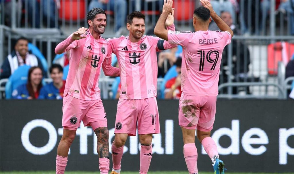 Weltstar Lionel Messi (M.) hat Titelverteidiger Inter Miami in der nordamerikanischen Fußball-Profiliga MLS zurück in die Erfolgsspur geführt.
