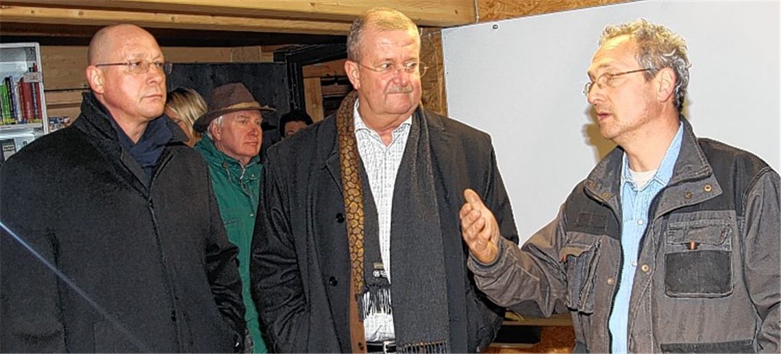 Wendelin Wiedeking (Mitte) und Uwe Hück (li.) lassen sich von Klemens Köberle die Naturschule zeigen – und sind beeindruckt: Der Verein erhält eine weitere Spende über 10000 Euro.