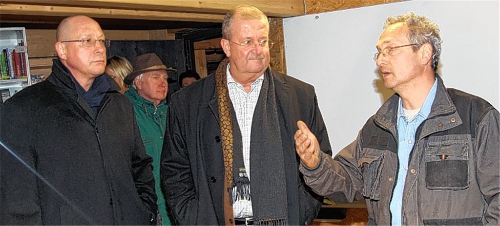Wendelin Wiedeking (Mitte) und Uwe Hück (li.) lassen sich von Klemens Köberle die Naturschule zeigen – und sind beeindruckt: Der Verein erhält eine weitere Spende über 10000 Euro.