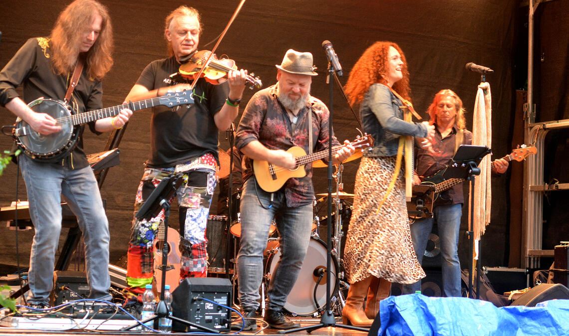 Drei Bands setzen unterschiedliche Akzente „Wendrsonn“ erobert das Publikum schon mit den ersten Takten. Foto: Stahlfeld