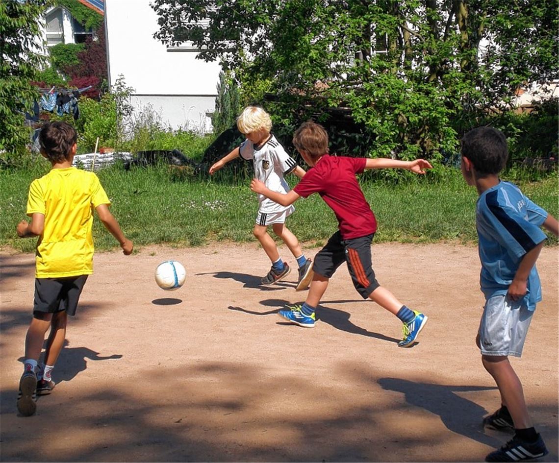 Wenig Gras und uneben: Szene vom Bolzplatz im Mühlacker Wohngebiet Stöckach.