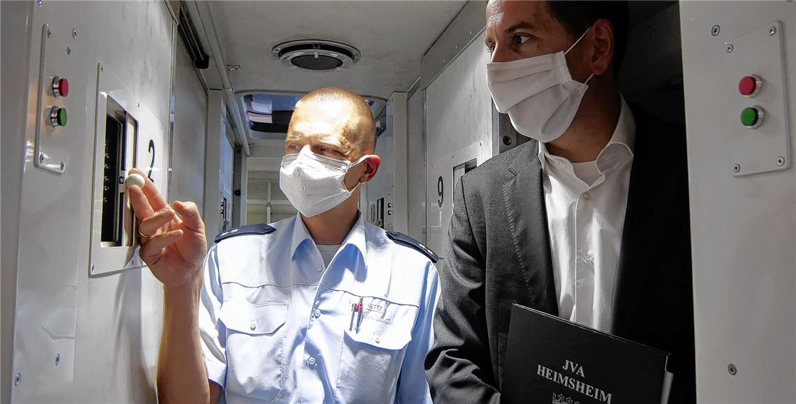 Wenig Komfort: Wie eng es in den Gefangenentransportbussen zugeht, zeigen Anstaltsleiter Frank Jansen und Olaf Beuttler (li.).Friedrich