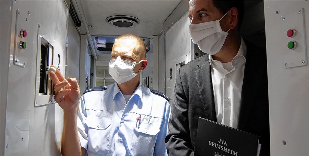 Wenig Komfort: Wie eng es in den Gefangenentransportbussen zugeht, zeigen Anstaltsleiter Frank Jansen und Olaf Beuttler (li.).Friedrich