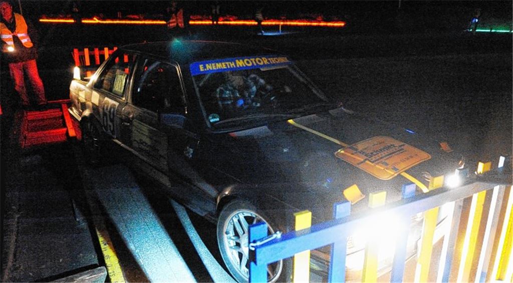 Wenig Platz, kaum Sicht: Udo Roller vom RKV Lomersheim parkt rückwärts ein. Foto: Fotomoment