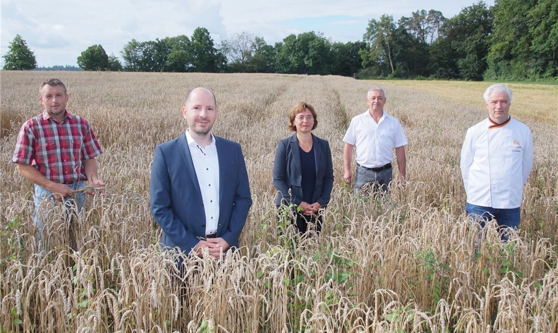 Wenig euphorische Zwischenbilanz in der Erntezeit (v. li.): Ulrich Hauser, Dr. Daniel Sailer, Petra Rauch, Jochen Schneider und Martin Reinhardt.Roller
