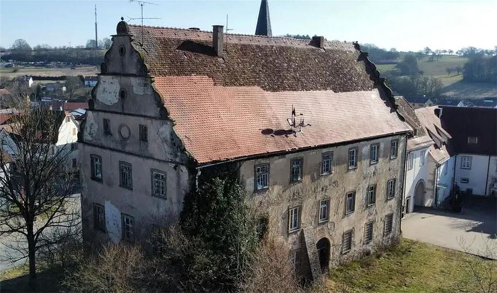 Wenig pompös, dafür günstig zu haben: Schloss Merchingen im beschaulichen Ravenstein.