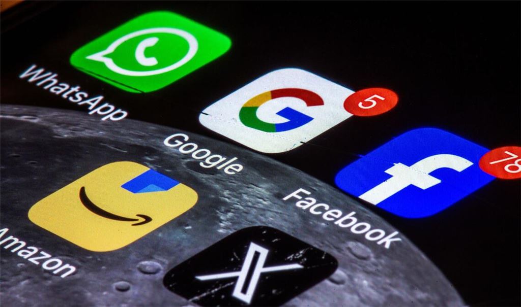 Wenige Großkonzerne dominieren derzeit die Internet- und Handy-Welt