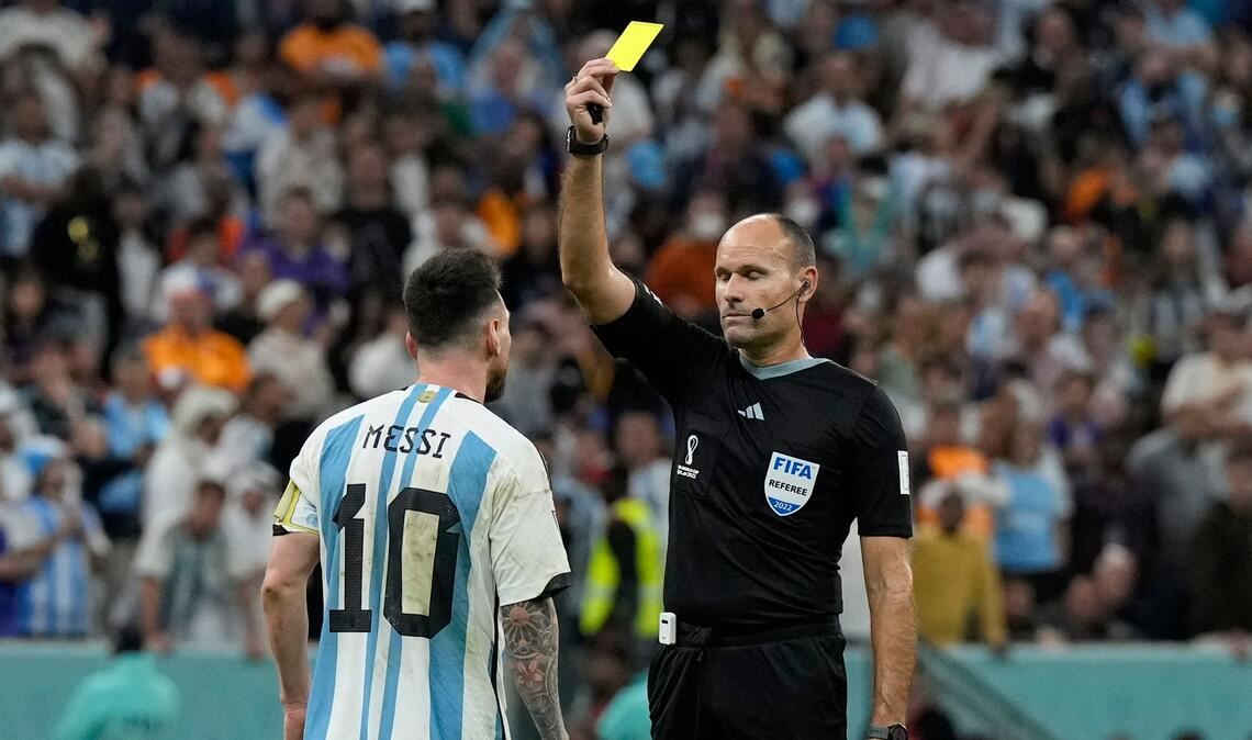 Weniger Gefahr für eine Gelbsperre: Hier wird Argentiniens Lionel Messi (l) bei der WM 2022 von Schiedsrichter Antonio Mateu Lahoz verwarnt. (Archivbild)