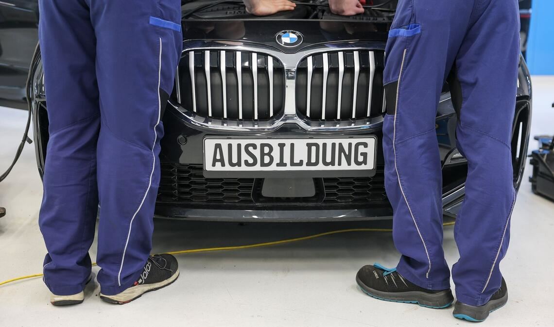 Weniger junge Menschen wählen den Weg einer dualen Ausbildung. (Archivbild)