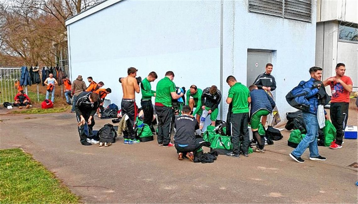 Wenigstens regnet es nicht: Die Fußballer aus Niefern und der Türkische SV Mühlacker ziehen sich notgedrungen unter freiem Himmel um.