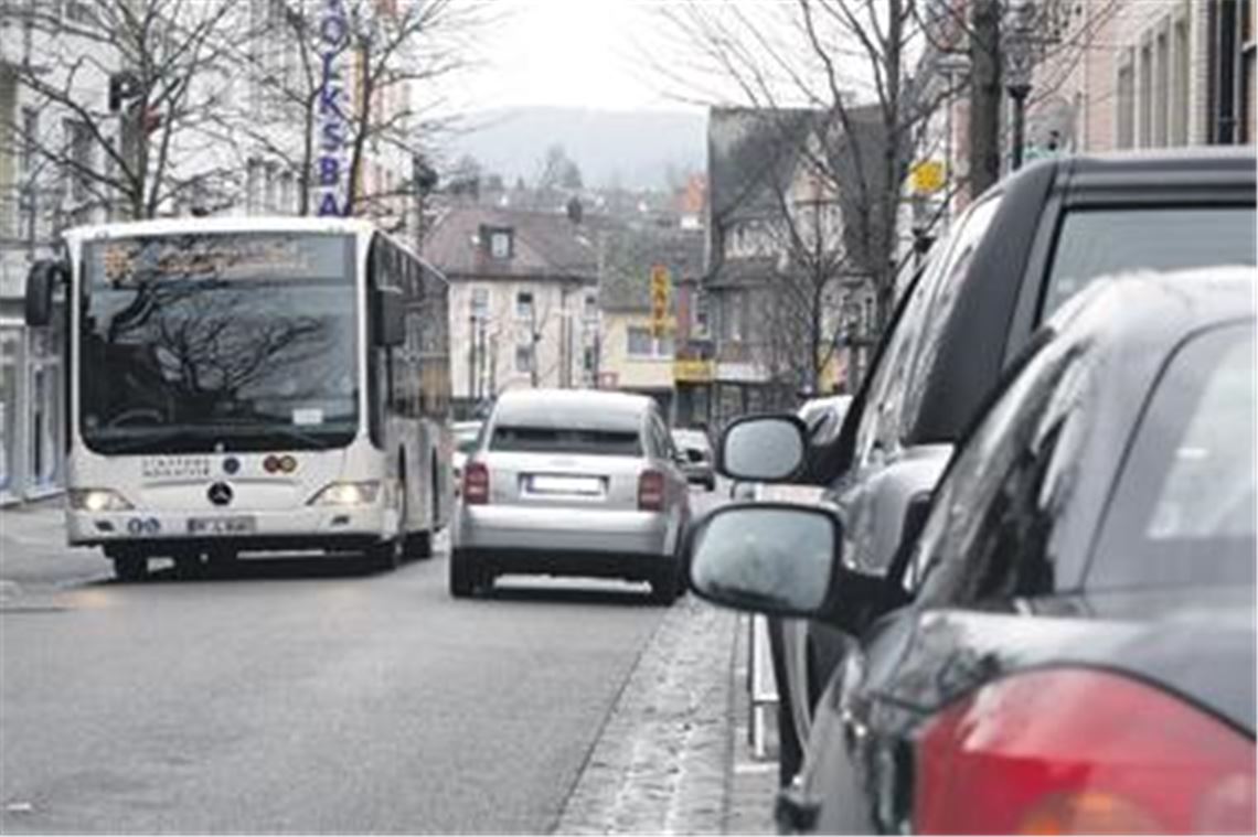 Wenn Autos und Busse einander auf der Bahnhofstraße begegnen und sich den Platz auch noch mit parkenden Fahrzeugen teilen müssen, wird es eng. Aus dem Gemeinderat kommt der Vorschlag, einen Einrichtungsverkehr zu testen. Doch die Verwaltung weist auf Schwierigkeiten hin, und das Stadtbusunternehmen spricht sich klar für eine Beibehaltung der Zweirichtungsregelung aus. Foto: Eigner