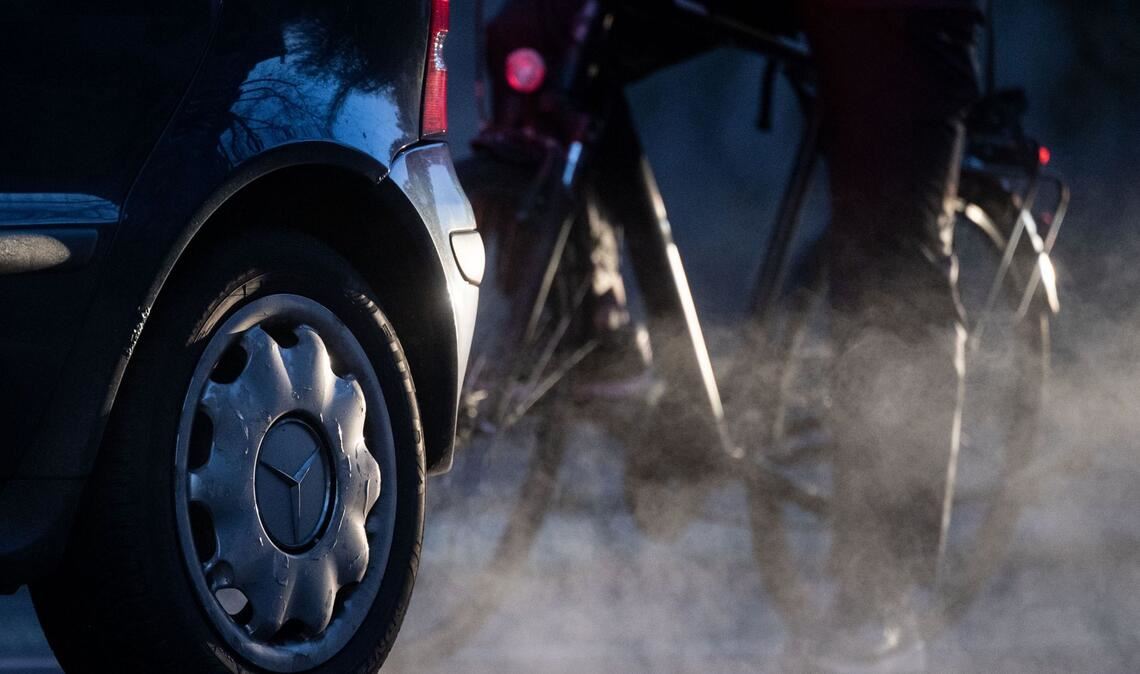 Wenn Autos und Radler im Verkehr aufeinandertreffen, haben die Zweiräder häufig das Nachsehen. (Symbolbild)