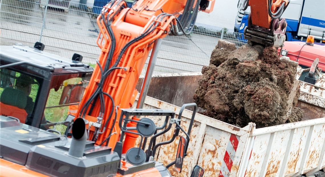 Wenn Erdaushub oder Bauschutt weit weg entsorgt werden muss, trägt dafür am Ende der Bauherr die Mehrkosten. Auch die Umwelt bezahlt einen Preis. Symbolfoto: Fotomoment