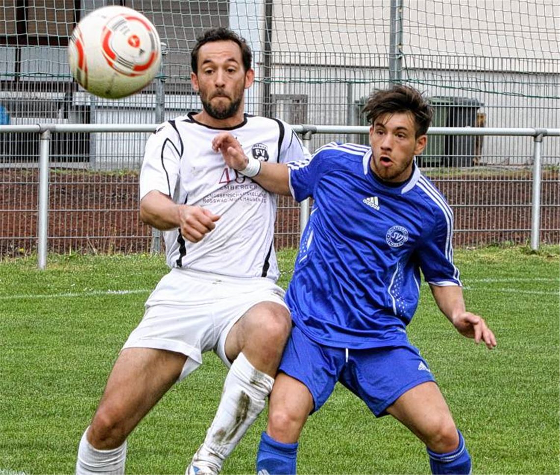 Wenn Fabio Tricarico (re.) den Ball ins Visier nimmt, herrscht im Strafraum des FV Roßwag Alarmstufe eins. Foto: Eigner