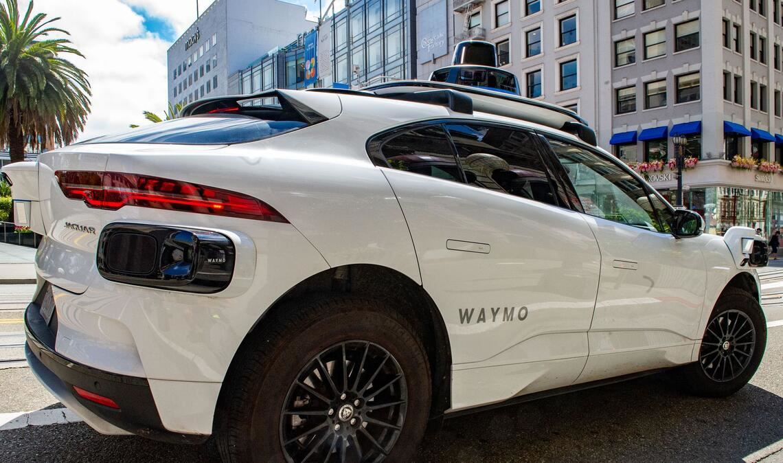 Wenn Fahrgäste die Tür eines der aktuellen Robotaxis von Waymo offenlassen, ist das selbstfahrende Autos oft hilflos. (Archivbild)