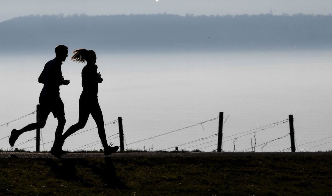 Wenn Frau und Mann zusammen joggen, hat das nicht dieselbe Wirkung. (Illustration)