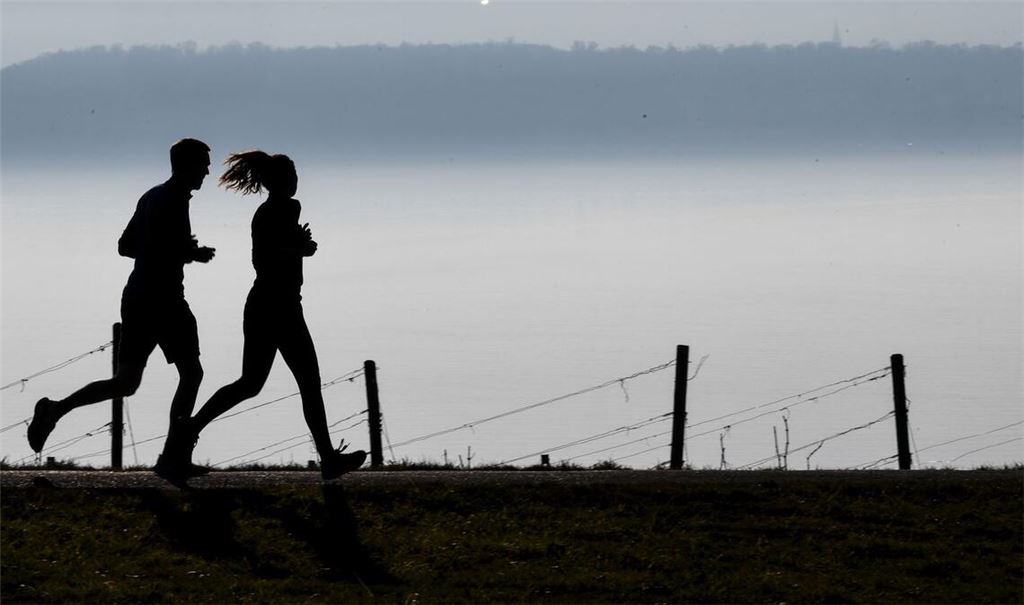 Wenn Frau und Mann zusammen joggen, hat das nicht dieselbe Wirkung. (Illustration)