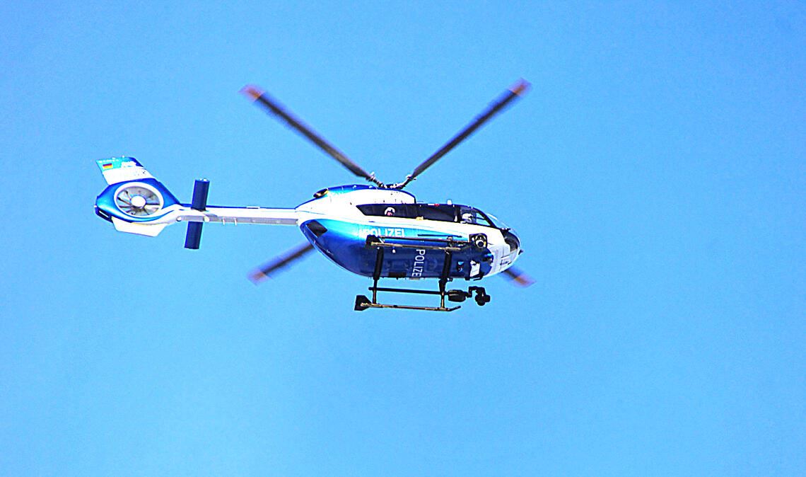 „Zahl der Vermissten steigt tendenziell an“ Wenn Menschen als vermisst gemeldet werden, steigt regelmäßig auch der Polizeihubschrauber auf, um die Kräfte am Boden bei der Suche zu unterstützen. Symbolfoto: Archiv