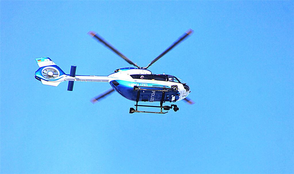 Wenn Menschen als vermisst gemeldet werden, steigt regelmäßig auch der Polizeihubschrauber auf, um die Kräfte am Boden bei der Suche zu unterstützen. Symbolfoto: Archiv