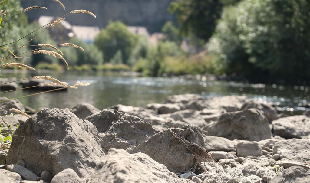 Wenn Niederschläge wie in den vergangenen Sommern fehlen, zeigt sich das nicht allein an der Enz. Häufen sich die Hitze- und Trockenperioden, sinkt irgendwann auch der Pegelstand in Wasserspeichern und Brunnen. Genau für diese Situation rüstet sich Ötisheim und investiert in die Sicherheit der Wasserversorgung. Archivfoto: Fotomoment