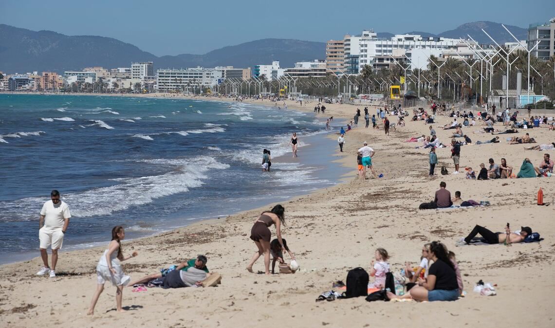 Wenn Unsicherheit wächst, bleiben viele bei Bewährtem: Ziele wie die Balearen sind im Sommer stark gefragt – wie hier Mallorca. (Archivbild)