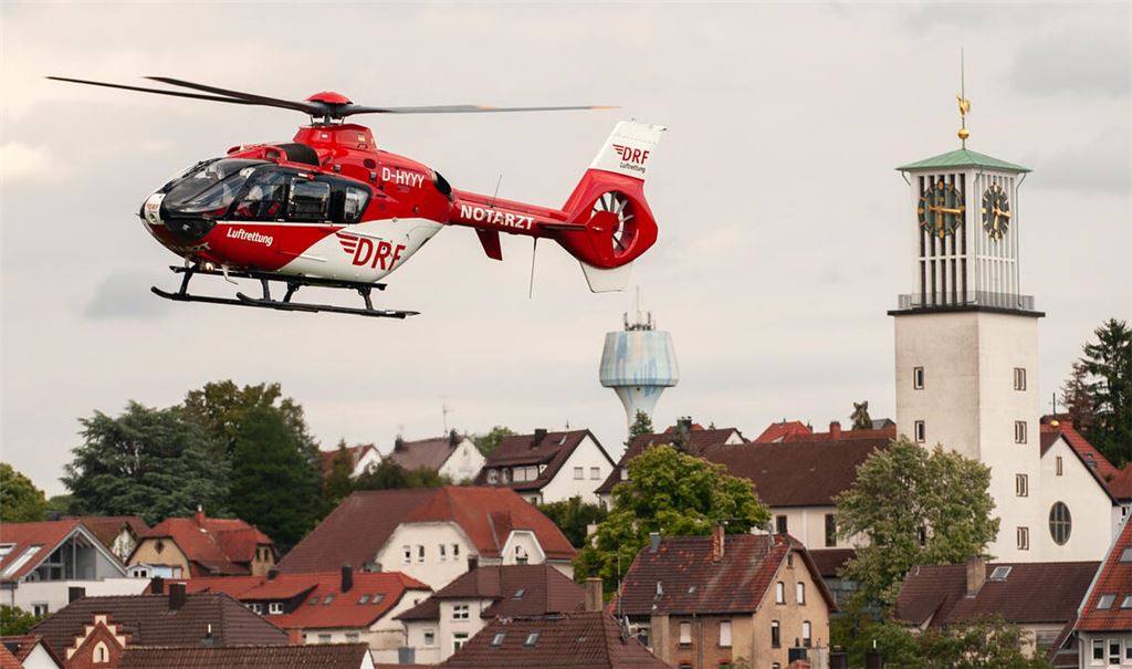 Wenn bei einem Notfall schnelle Hilfe nötig ist und jede Minute zählt, ist der Hubschrauber der DRF Luftrettung zur Stelle. Unser Foto dokumentiert einen Einsatz in der Mühlacker Stadtmitte, bei dem die Besatzung des Helikopters Mitte dieser Woche im DRK-Seniorenheim gefragt war. Foto: Fotomoment