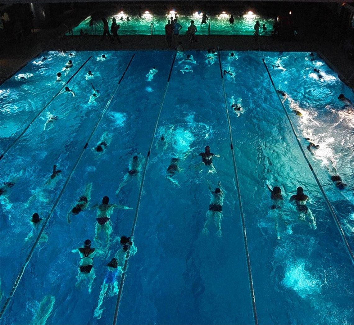 Wenn beim 24-Stunden-Schwimmen in der Nachts nur die Beckenbeleuchtung eingeschaltet ist, entsteht eine ganz besondere Stimmung im Mühlacker Hallenbad. Archivfoto: Fotomoment