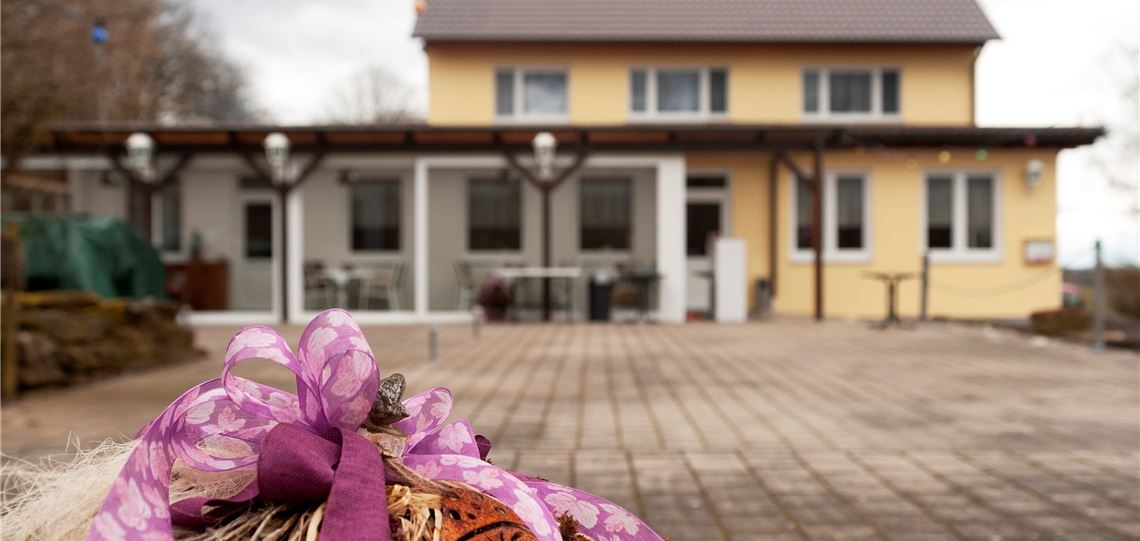 Gastro und Handel sehnen Frühling herbei Wenn der Landgasthof „Hangensteiner Hof“ in Dürrmenz am 6. März wieder seine Pforten öffnet, öffnet der Biergarten gleich mit – der Bedarf ist laut den Wirten da.Foto: Fotomoment