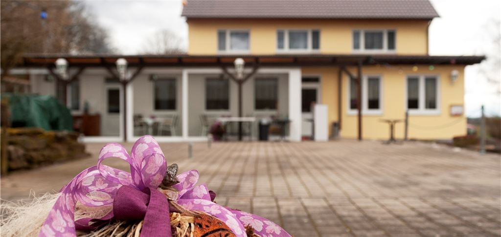 Wenn der Landgasthof „Hangensteiner Hof“ in Dürrmenz am 6. März wieder seine Pforten öffnet, öffnet der Biergarten gleich mit – der Bedarf ist laut den Wirten da.Foto: Fotomoment