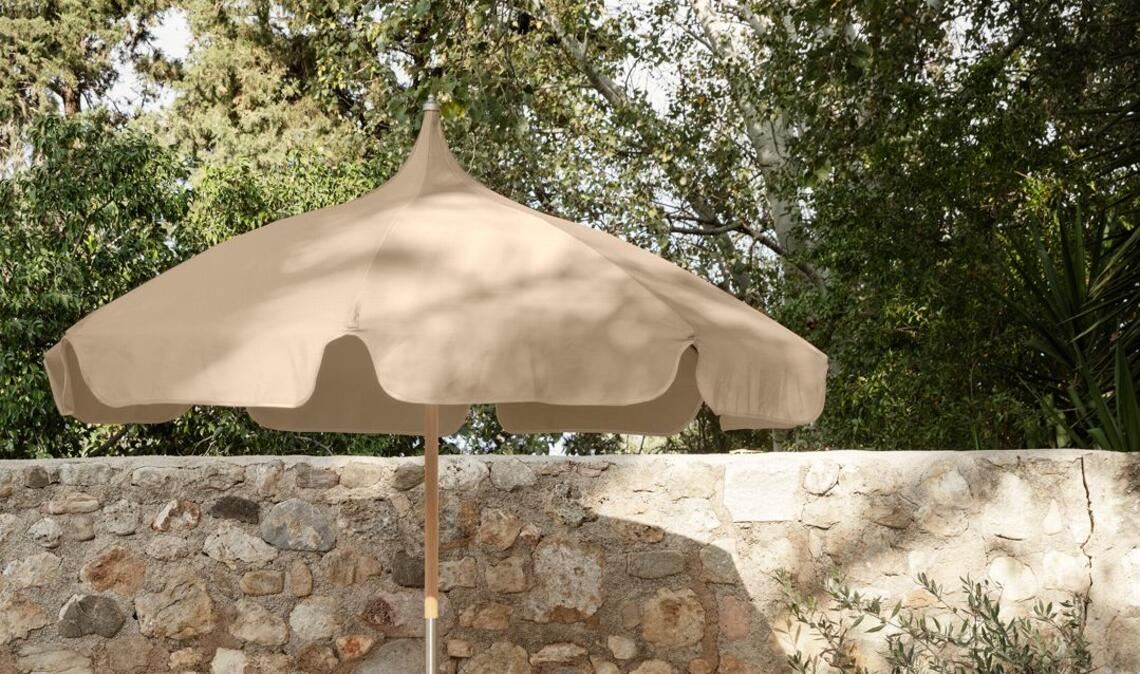 Wenn der Sommer wieder heiß wird: Baldachinartiger Sonnenschirm „Lull“, in Kaffee und Braun erhältlich, passen zum Ensemble aus Naturtönen.